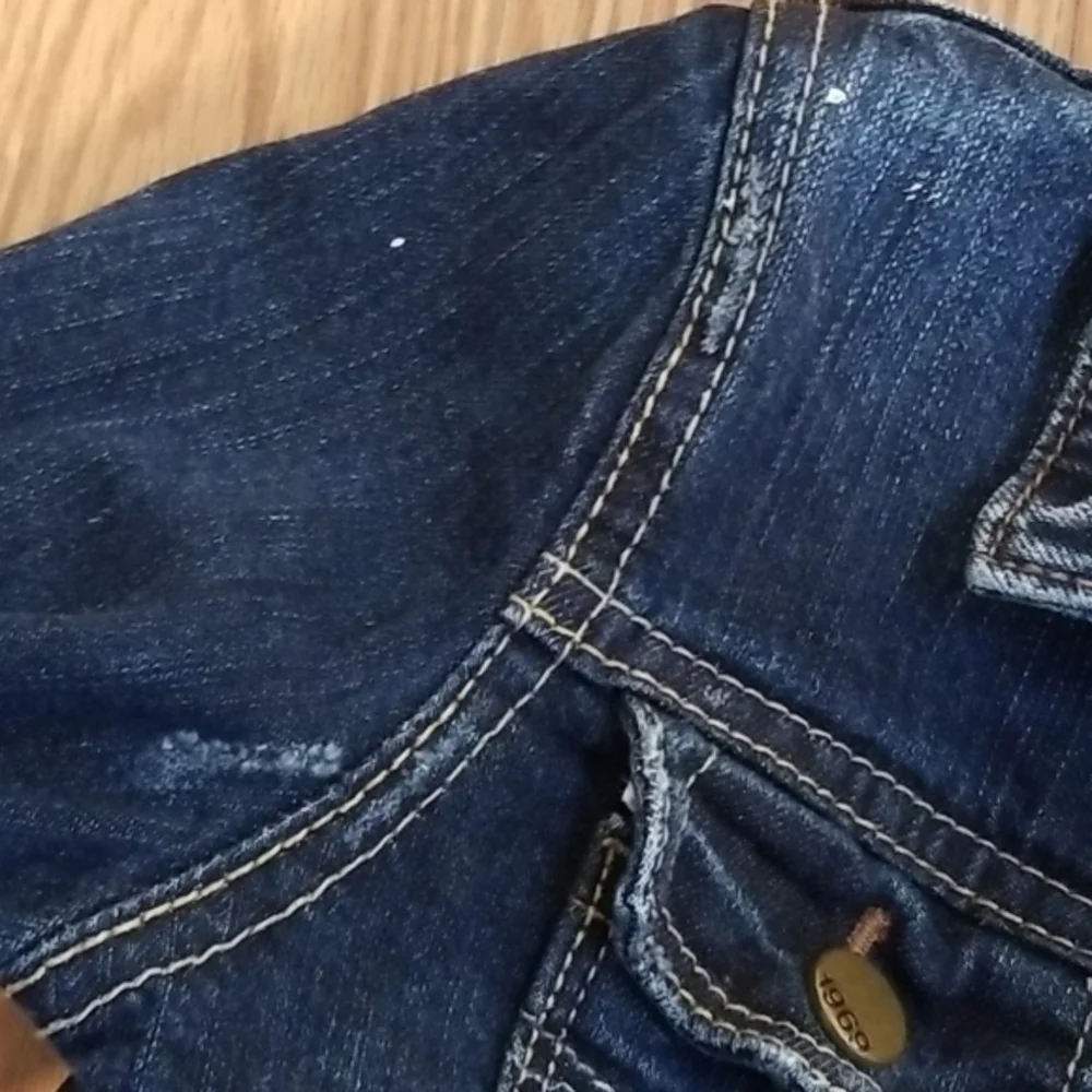Gap 1969 jean jacket distressed small‎